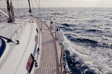 Tropikal denizde yat gezintisi.