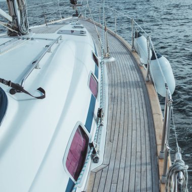 Tropikal denizde yat gezintisi.