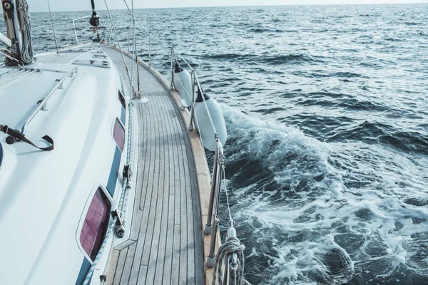 Yacht a vela nel mare tropicale — Foto Stock
