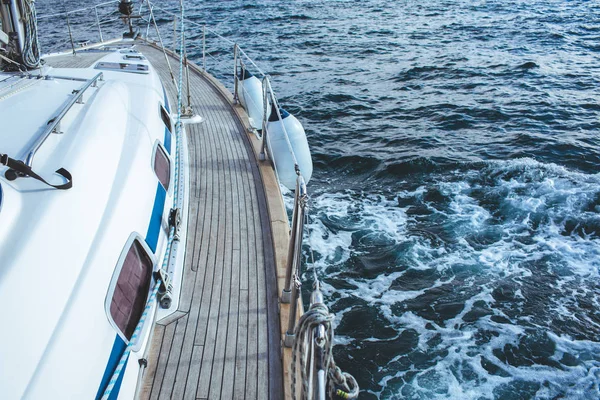 Jacht segelt im tropischen Meer — Stockfoto