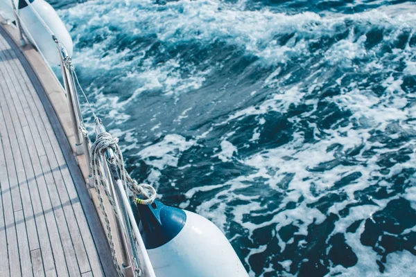 熱帯の海でヨットセーリング — ストック写真