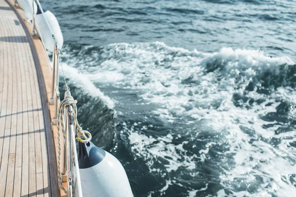 Yacht sailing in the tropical sea — Stock Photo, Image