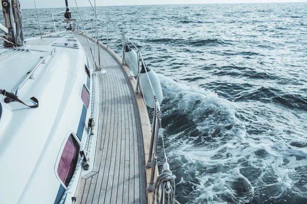 Yacht sailing in the tropical sea — Stock Photo, Image