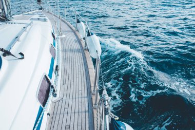 Tropikal denizde yat gezintisi.