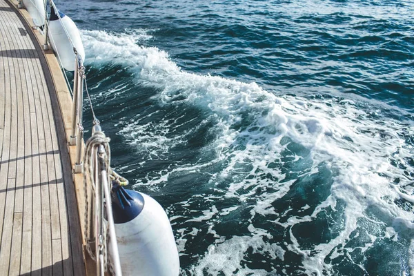 Yacht sailing in the tropical sea — Stock Photo, Image