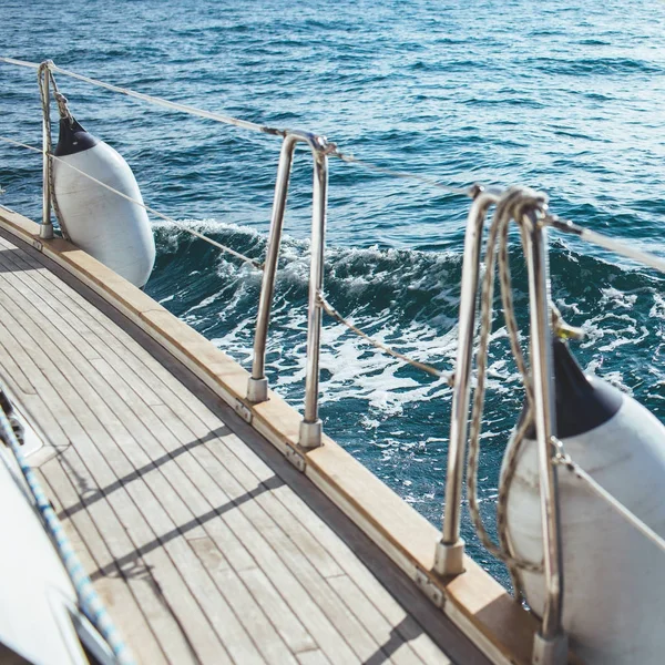 Yacht sailing in the tropical sea — Stock Photo, Image