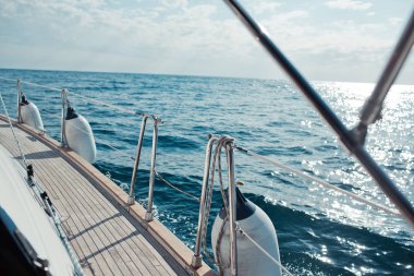 Tropikal denizde yat gezintisi.