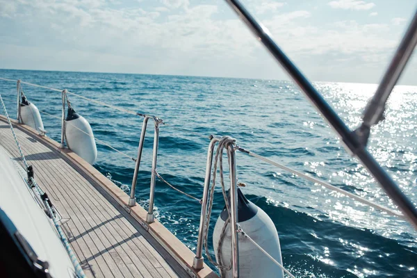 Jachta plachtění v tropickém moři — Stock fotografie