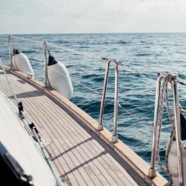 Jacht segelt im tropischen Meer — Stockfoto