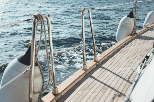 Yacht sailing in the tropical sea — Stock Photo, Image