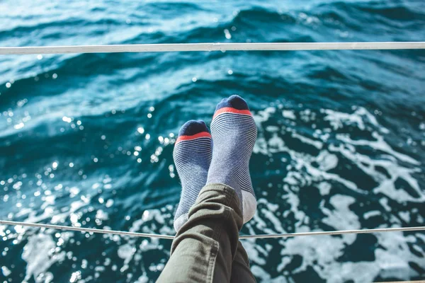Nahaufnahme an Frauenfüßen in Socken auf der Jacht, Lifestyle, Genusskonzept. — Stockfoto