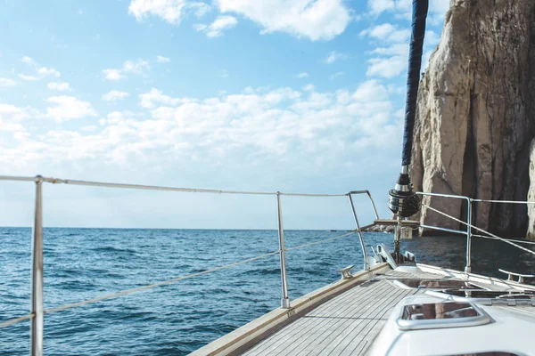 Jachta plachtění v tropickém moři — Stock fotografie