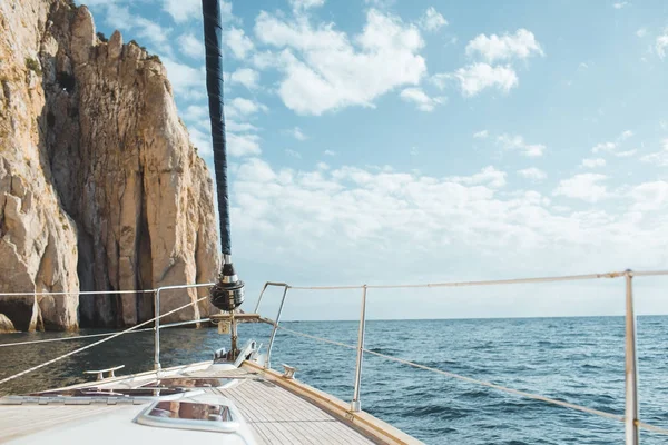 Yacht sailing in the tropical sea — Stock Photo, Image