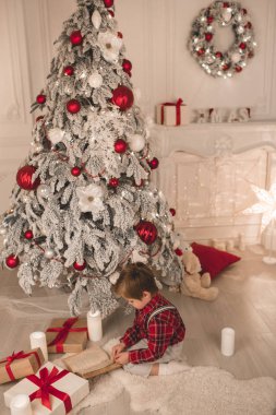 Noel akşamı evde delikanlı