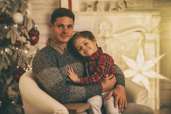Vater mit Sohn an Heiligabend zu Hause — Stockfoto