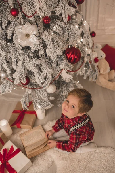 Νεαρό αγόρι στο σπίτι το βράδυ Χριστουγέννων — Φωτογραφία Αρχείου