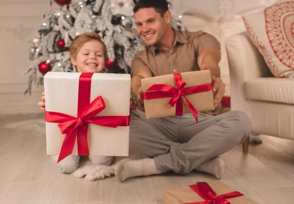 Père avec fils à la maison le soir de Noël — Photo