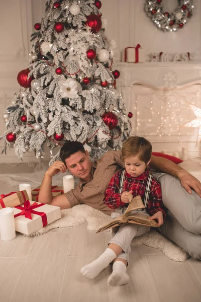 Père et fils lisant le livre de Noël — Photo