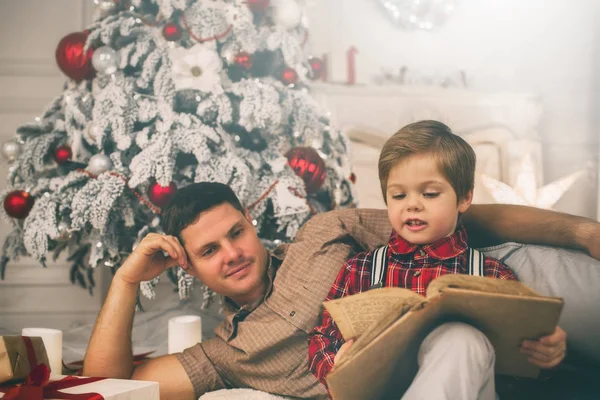 Père et fils lisant le livre de Noël — Photo