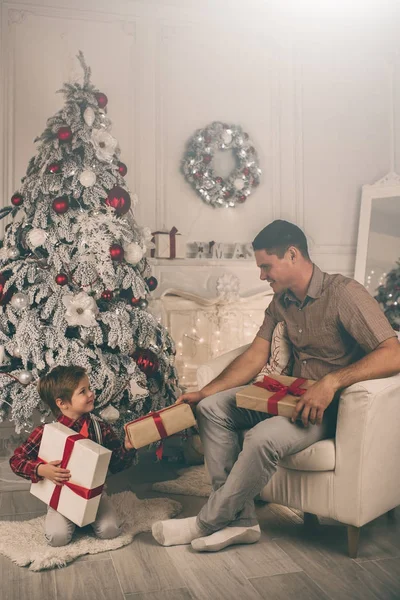 Père avec fils à la maison le soir de Noël — Photo