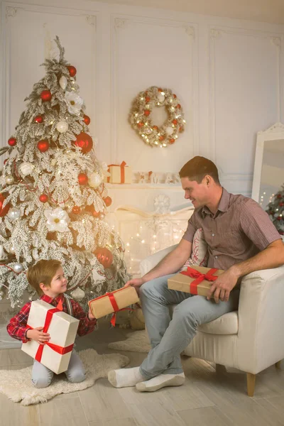 Père avec fils à la maison le soir de Noël — Photo