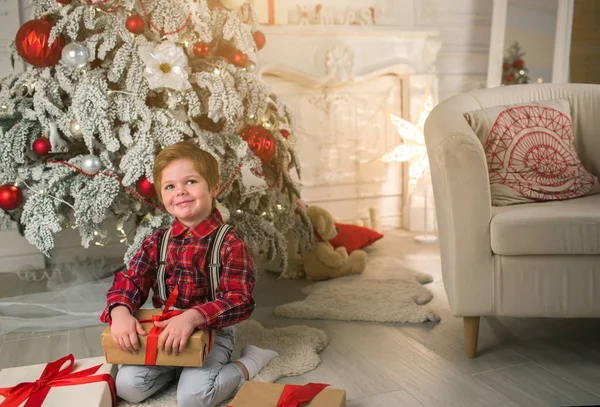 Jeune garçon à la maison le soir de Noël — Photo