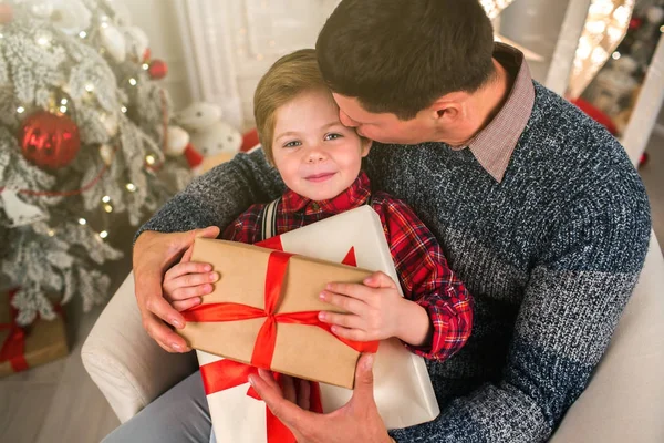 Père avec fils à la maison le soir de Noël — Photo