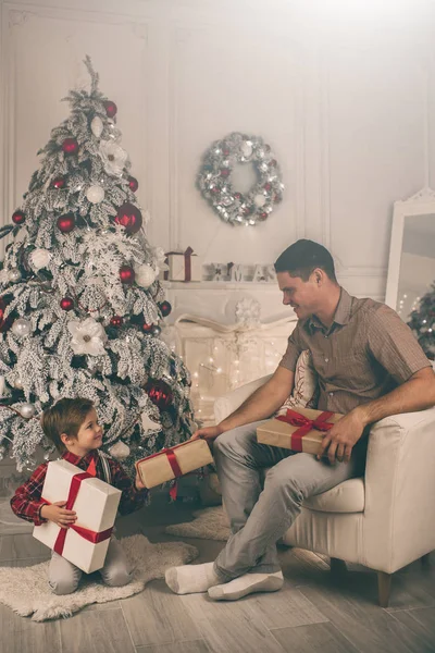 Apa és fia otthon, a Karácsony este — Stock Fotó