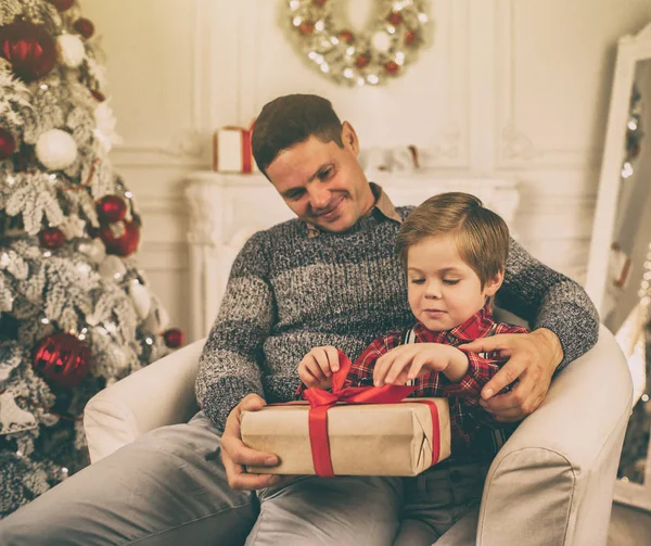 Père avec fils à la maison le soir de Noël — Photo