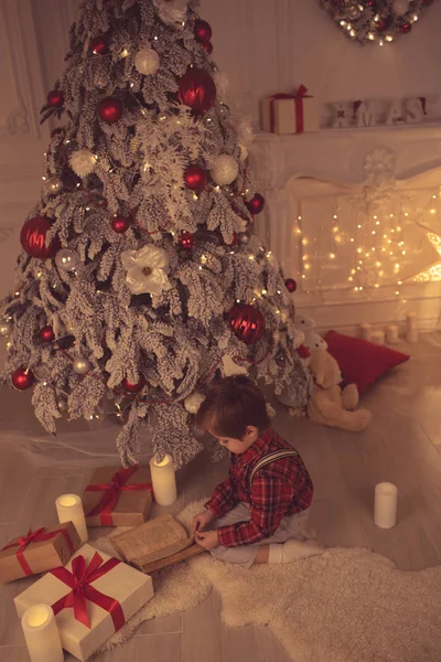 Jovem em casa na noite de Natal — Fotografia de Stock