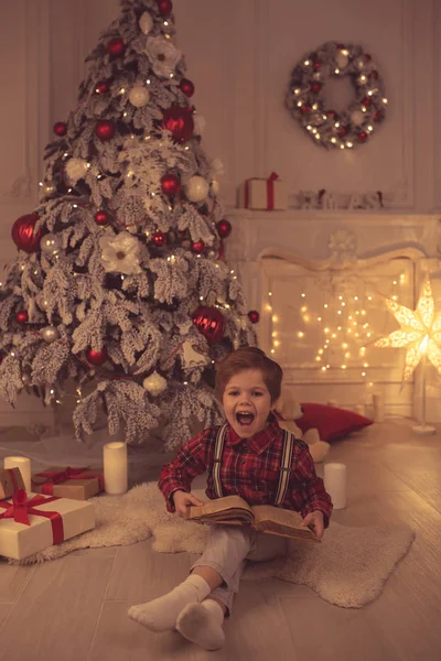 Jeune garçon à la maison le soir de Noël — Photo