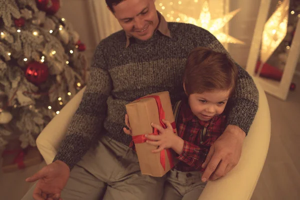 Père avec fils à la maison le soir de Noël — Photo