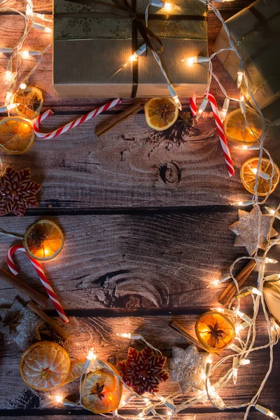 Рождественская рамка с огнями, украшениями, конфетами и украшениями. Свободное пространство — стоковое фото