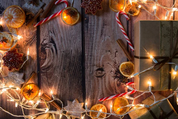 Moldura de Natal com luzes, ornamentos, doces e decorações. Espaço livre — Fotografia de Stock