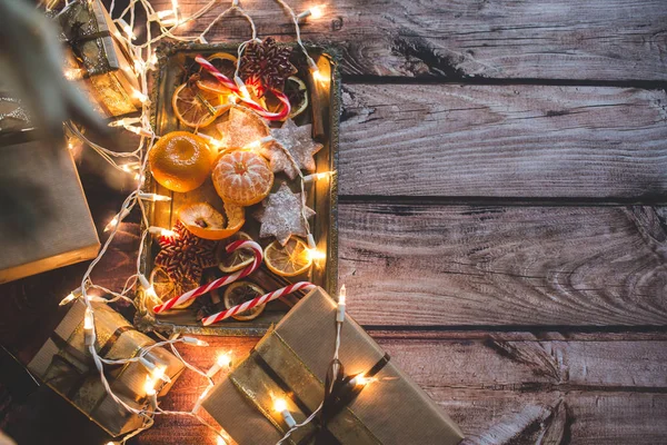 Moldura de Natal com luzes, ornamentos, doces e decorações. Espaço livre — Fotografia de Stock