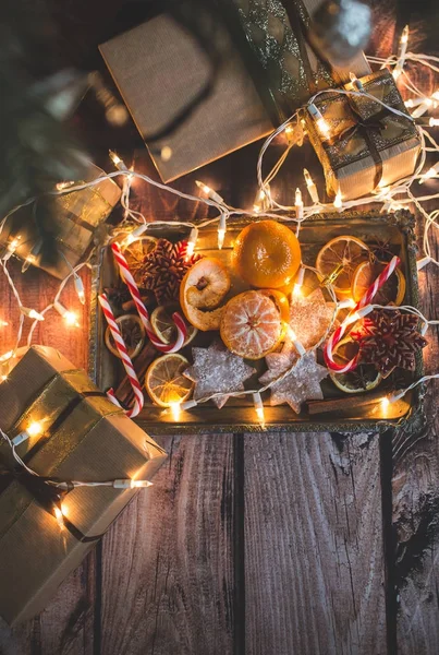 Рождественская рамка с огнями, украшениями, конфетами и украшениями. Свободное пространство — стоковое фото