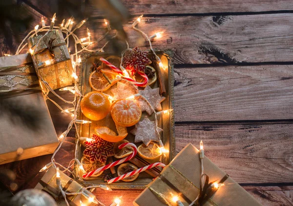 Boże Narodzenie ramki z światła, ozdoby, cukierki i dekoracje. Wolna przestrzeń — Zdjęcie stockowe
