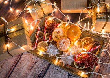 Noel ışıkları, süs eşyaları, şeker ve süslemeleri ile arka plan. Boş alan