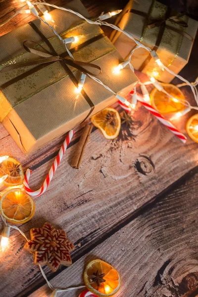 Рождественский фон с огнями, украшениями, конфетами и украшениями. Свободное пространство — стоковое фото