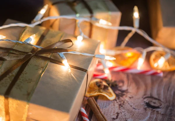 Fondo navideño con luces, adornos, dulces y decoraciones. Espacio libre —  Fotos de Stock