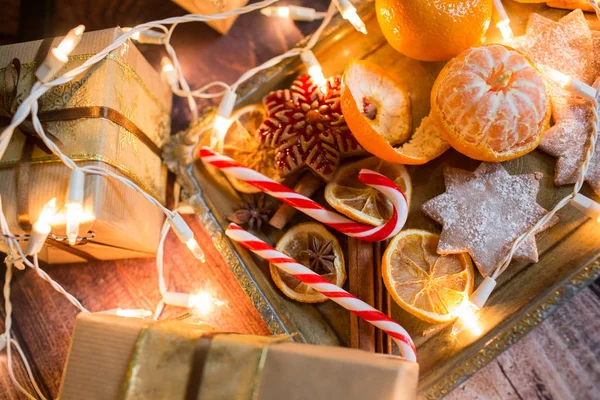 Boże Narodzenie tle światła, ozdoby, cukierkami i dekoracje. Wolna przestrzeń — Zdjęcie stockowe