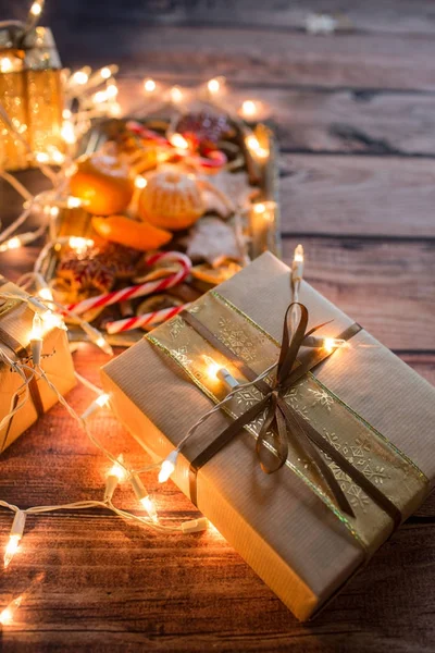 Jul bakgrund med ljus, prydnader, godis och dekorationer. Ledigt utrymme — Stockfoto
