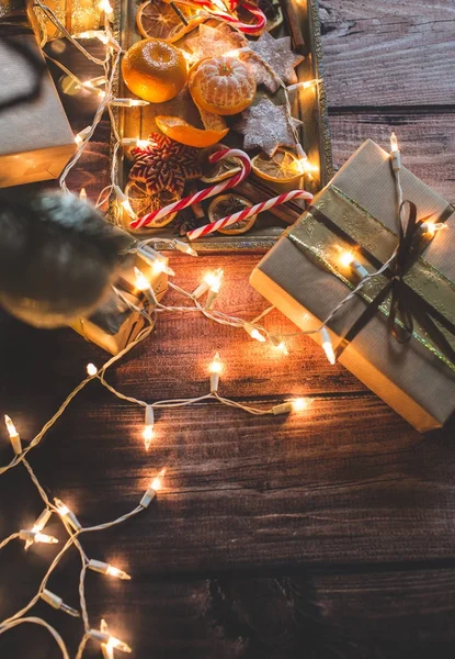 Fundo de Natal com luzes, ornamentos, doces e decorações. Espaço livre — Fotografia de Stock