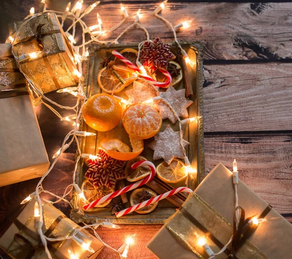 Karácsonyi háttér fények, díszek, cukorka és dekorációk. Szabad hely — Stock Fotó