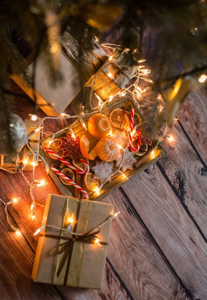 Kerstmis achtergrond met verlichting, sieraden, snoep en decoraties. Vrije ruimte — Stockfoto