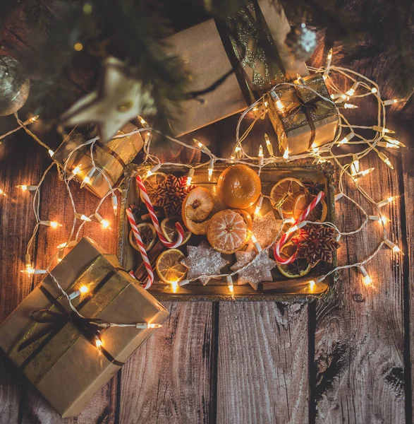 Fundo de Natal com luzes, ornamentos, doces e decorações. Espaço livre — Fotografia de Stock