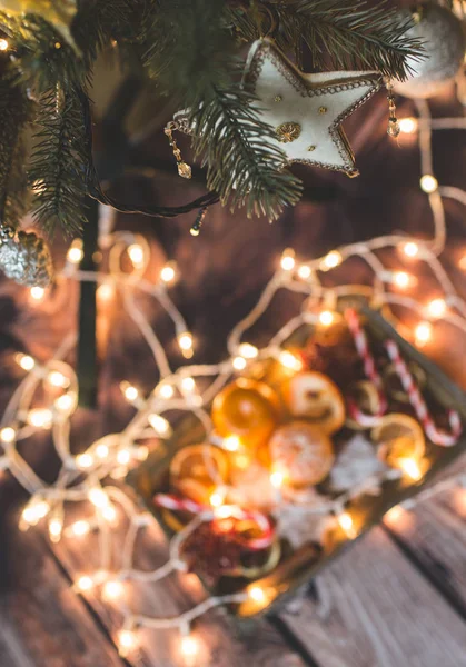 Рождественский фон с огнями, украшениями, конфетами и украшениями. Свободное пространство — стоковое фото