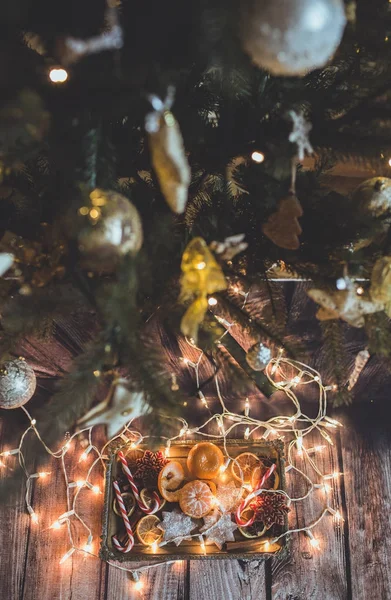 Fundo de Natal com luzes, ornamentos, doces e decorações. Espaço livre — Fotografia de Stock