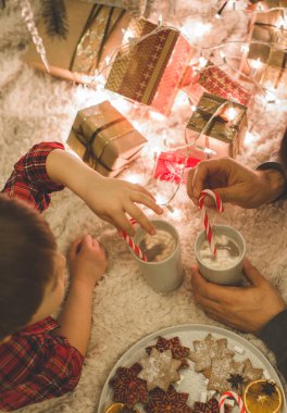 Baba ve oğul Noel ağacının altında döşeme.