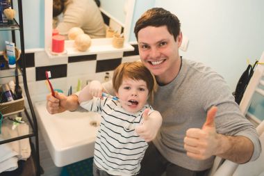 Genç Baba oğluyla diş fırçalama